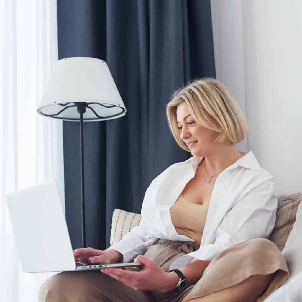 in-person and Online Psychotherapy in Greece 1 A warm psychotherapy session at Art of Mind, led by Matina Ladikou, showcasing a serene environment for mental health support in Patras, Greece.